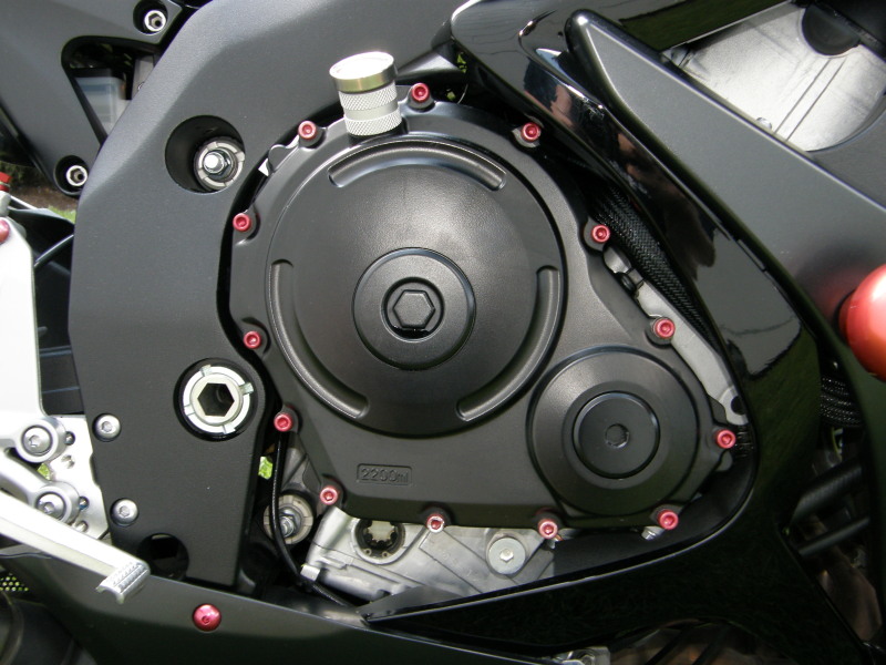 Motorsschrauben rot eloxiert und